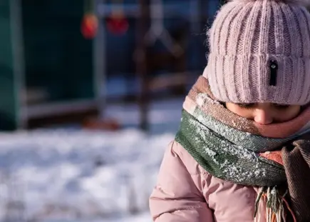 Laps lumega mängimas